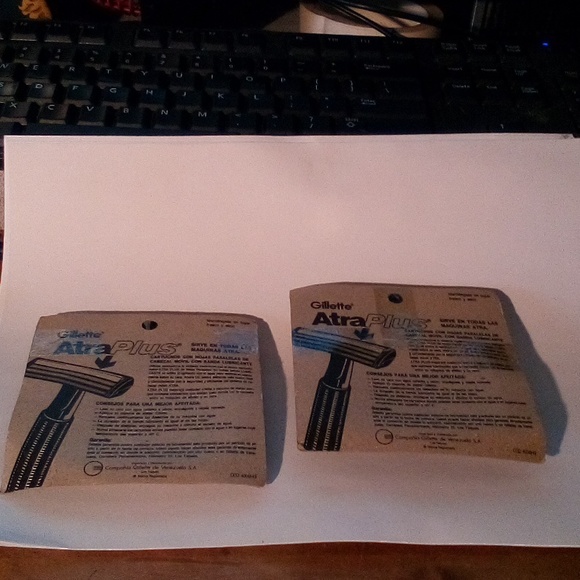 NEW - GILLETTE ATRA PLUS RAZOR BLADES = 12 BLADES - Picture 4 of 5